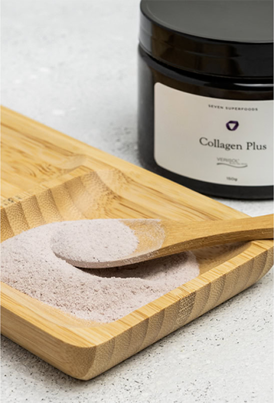 Collagen Plus em pó, suplemento de colágeno para saúde da pele, cabelos e articulações, em pote preto com tampa, exibido sobre tábua de madeira.