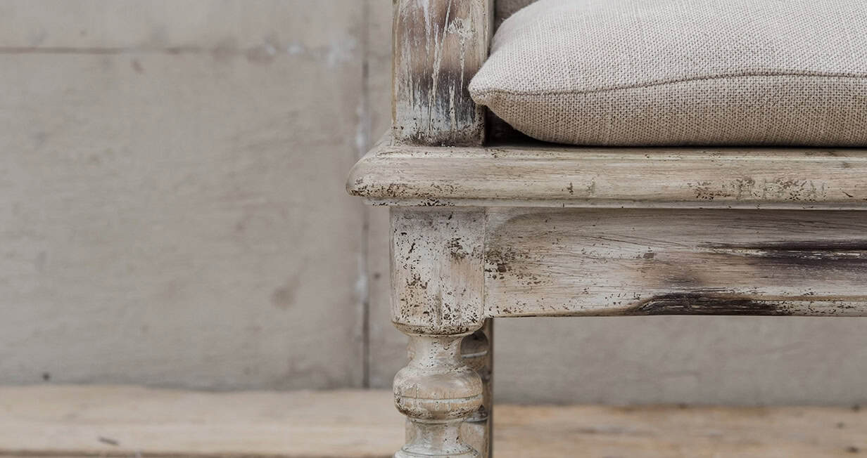 Banco de madeira rústica com almofada bege, estilo vintage, decorativo, móveis de rusticidade charmosa, ambiente aconchegante, estilo shabby chic, peça de decoração para sala ou varanda, estilo rústico sofisticado.