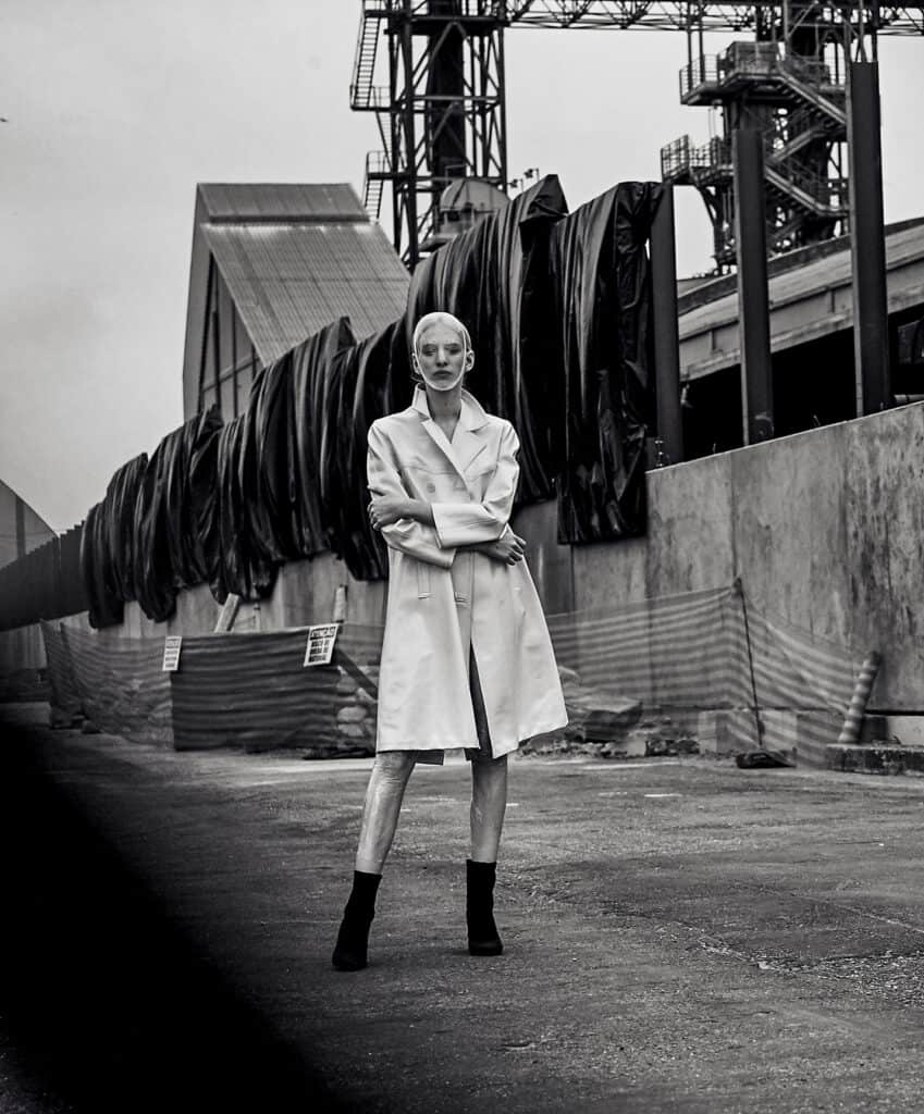 Vestido de moda para ensaio fotográfico na construção civil, estilo urbano e contemporâneo.