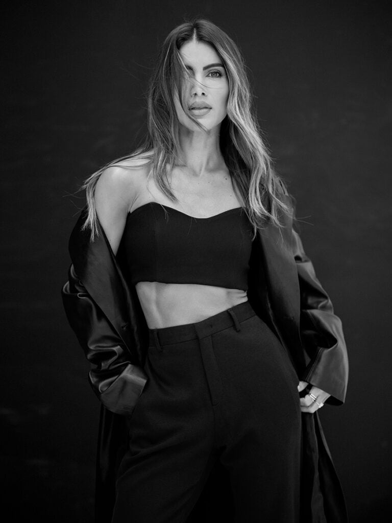 Dama estilosa em ensaio de moda black and white, usando attire moderno e elegante, destacando fotografia de moda profissional.