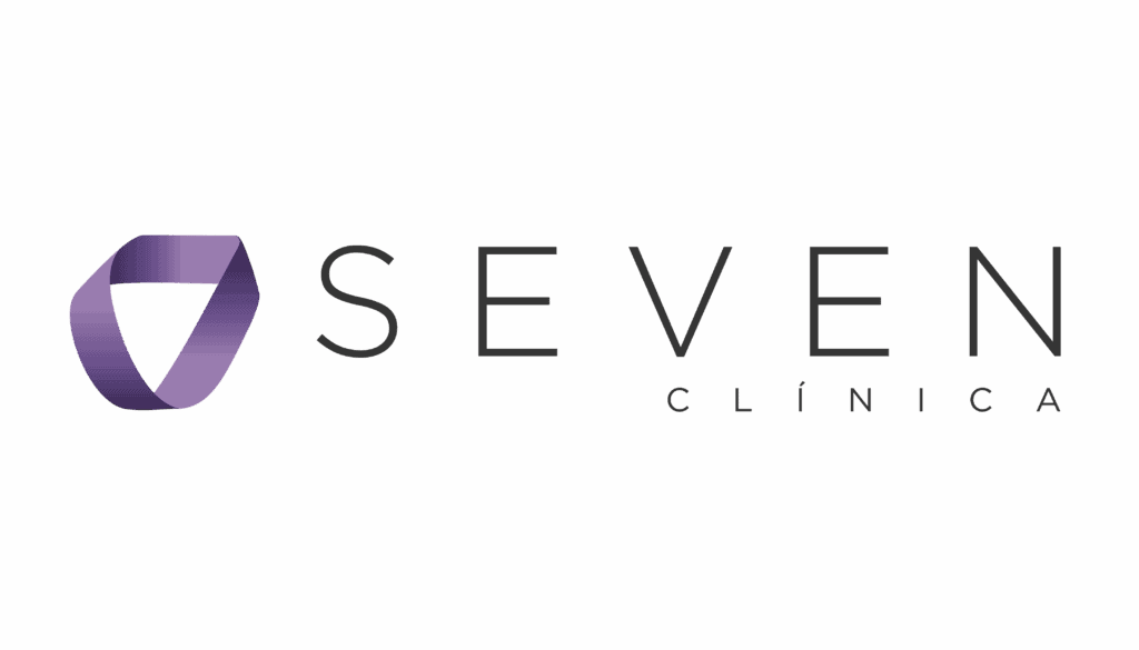 Design de logo de clínica de estética e saúde, destaque para a marca Seven Clínica, com símbolo tridimensional em tons de roxo.