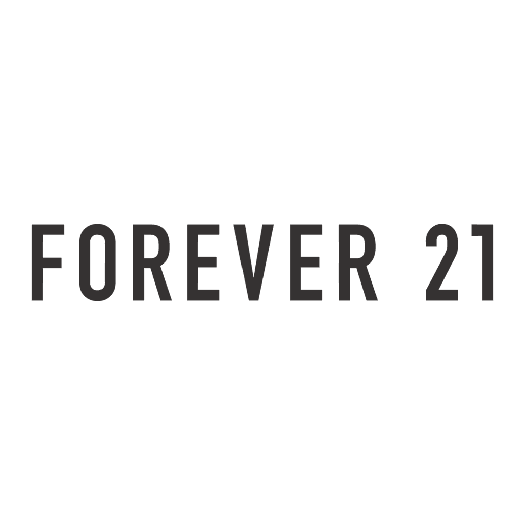 Fotografia de um logotipo da Forever 21 em fundo verde escuro, destacando a marca de moda jovem e acessível.