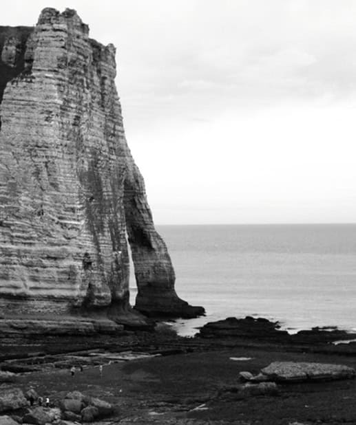 Torres de calcário na costa da França, formação natural impressionante, cenário costeiro do litoral francês, paisagem de falésias e mar, visita turística às falésias.