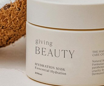 Hidratação facial com máscara de cuidado essencial, recorrente em rotinas de beleza e skincare, promovendo hidratação profunda e cuidado estético para uma pele radiante.